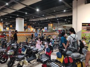Diskon Sepeda Listrik di Transmart Midnight Sale, Pembeli Rela Menanti 2 Jam Diskon Sepeda Listrik di Transmart Midnight Sale, Pembeli Rela Menanti 2 Jam