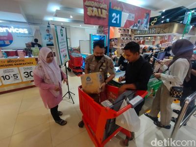 Antusiasme Pengunjung Belanja di Ramadhan Midnight Sale Transmart Rungkut