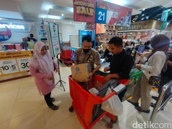 Antusiasme Pengunjung Belanja di Ramadhan Midnight Sale Transmart Rungkut