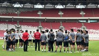 Presiden Jokowi (tengah dengan tulisan Indonesia) juga terlihat berbincang dengan seluruh skuad Timnas Indonesia U-20 yang sedianya tampil di Piala Dunia U-20 pada 20 Mei-11 Juni. Sayangnya, status Indonesia selaku tuan rumah dicoret FIFA