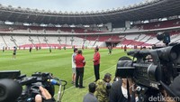 Presiden Jokowi sempat berbincang beberapa menit dengan Erick dan Amali sebelum akhirnya bertemu Shin Tae-yong, Pelatih Timnas Indonesia serta Komite Eksekutif PSSI, Sumardji