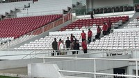 Dari pantauan detikSport, Jokowi tiba di lapangan Stadion Utama Gelora Bung Karno (SU GBK) pukul 15.30 WIB. Ia didampingi Ketua Umum PSSI Erick Thohir serta Wakil Ketua Umum PSSI Zainudin Amali, serta Kapolri Listyo Sigit Prabowo