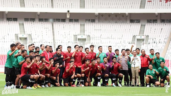 Presiden Jokowi menemui pemain Timnas U-20 di Stadion GBK. Jokowi memberikan semangat kepada Timnas U-20 setelah batal main di Piala Dunia U-20. (IG @pssi)