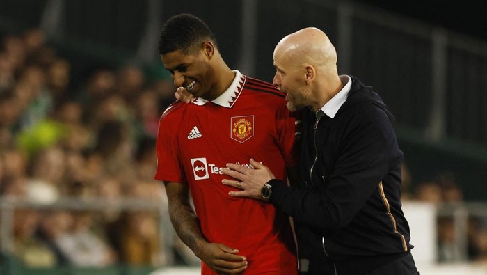 Soccer Football - Europa League - Round of 16 - Second Leg - Real Betis v Manchester United - Estadio Benito Villamarin, Seville, Spain - March 16, 2023  Manchester United manager Erik ten Hag with Marcus Rashford after he was substituted REUTERS/Marcelo Del Pozo