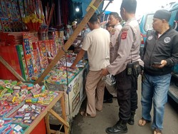 Polisi Razia Pedagang Petasan di Bogor, 20 Ribu Butir Petasan Korek Disita