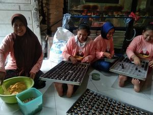 Mak Ganjar Beri Bingkisan untuk Pengusaha Kue Kering di Gresik Mak Ganjar Beri Bingkisan untuk Pengusaha Kue Kering di Gresik