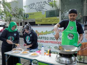 Kowarteg Dukung Ganjar Ngabuburit Bagi-bagi Takjil ke Ojol di Jakpus