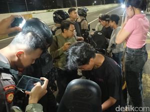 Sejumlah Pengendara Motor Nekat Naik JLNT Casablanca, Polisi Beri Teguran Sejumlah Pengendara Motor Nekat Naik JLNT Casablanca, Polisi Beri Teguran