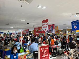 Jelang Midnight Sale, Transmart Kokas Diserbu Pengunjung Jelang Midnight Sale, Transmart Kokas Diserbu Pengunjung