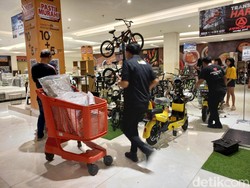 Ramadhan Midnight Sale Transmart, Sepeda Listrik Laris Diborong Pengunjung