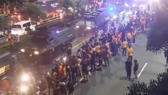 Viral Jakmania mengawal Persib usai laga di Stadion Patriot Candrabhaga Bekasi.