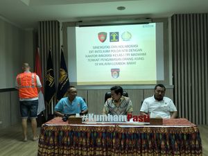 WNA Prancis Dideportasi gegara Bikin Onar dan Pakai Sandal Masuk Masjid