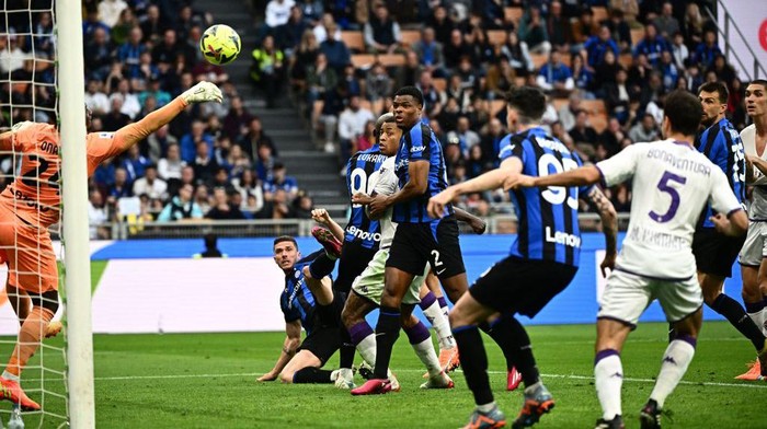 Fiorentinas Italian midfielder Giacomo Bonaventura (R) scores the opening goal during the Italian Serie A football match between Inter and Fiorentina on April 1, 2023 at the Giuseppe-Meazza (San Siro) stadium in Milan. (Photo by GABRIEL BOUYS / AFP) (Photo by GABRIEL BOUYS/AFP via Getty Images)