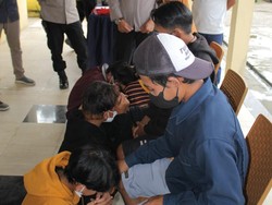 Tertangkap Hendak Tawuran, 3 Anak di Tangerang Dihukum Sujud di Kaki Ortu