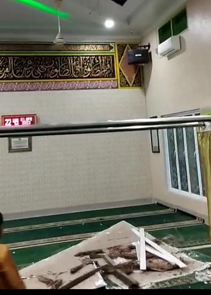 Atap masjid rubuh akibat ledakan Kilang minyak PT Pertamina di Dumai (Foto: Istimewa) Atap masjid rubuh akibat ledakan Kilang minyak PT Pertamina di Dumai (Foto: Istimewa)