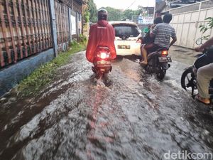 Hujan Disertai Petir Bikin Beberapa Kawasan Kota Pahlawan Tergenang