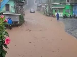 Diterjang Banjir Lumpur, Jalur Alternatif Kota Batu-Malang Sempat Terganggu
