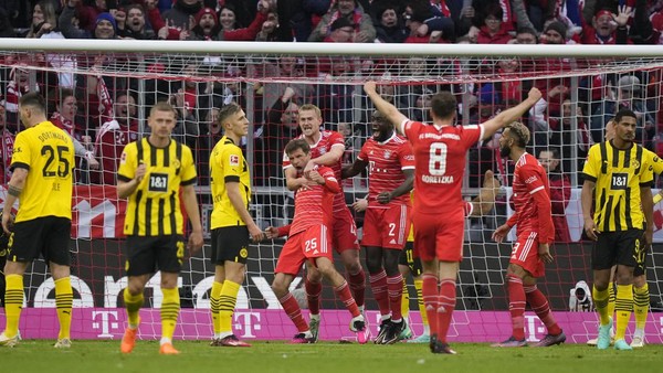 Bayerns Thomas Mueller, center, celebrates scoring his sides second goal during the German Bundesliga soccer match between FC Bayern Munich and Borussia Dortmund at the Allianz Arena stadium in Munich, Germany, Saturday April 1, 2023. (AP Photo/Matthias Schrader)