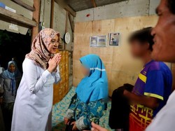 Bupati Ipuk Blusukan Beri Bantuan Anak Putus Sekolah di Banyuwangi