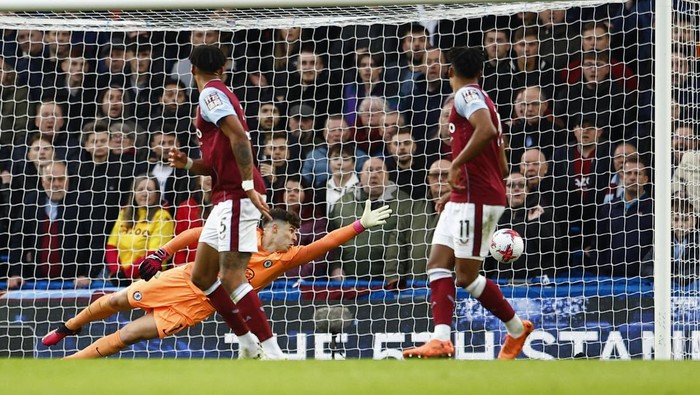 Soccer Football - Premier League - Chelsea v Aston Villa - Stamford Bridge, London, Britain - April 1, 2023 Aston Villa's John McGinn scores their second goal past Chelsea's Kepa Arrizabalaga REUTERS/Peter Nicholls EDITORIAL USE ONLY. No use with unauthorized audio, video, data, fixture lists, club/league logos or 'live' services. Online in-match use limited to 75 images, no video emulation. No use in betting, games or single club /league/player publications. Please contact your account representative for further details.