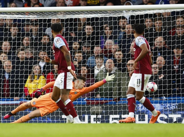 Soccer Football - Premier League - Chelsea v Aston Villa - Stamford Bridge, London, Britain - April 1, 2023 Aston Villa's John McGinn scores their second goal past Chelsea's Kepa Arrizabalaga REUTERS/Peter Nicholls EDITORIAL USE ONLY. No use with unauthorized audio, video, data, fixture lists, club/league logos or 'live' services. Online in-match use limited to 75 images, no video emulation. No use in betting, games or single club /league/player publications.  Please contact your account representative for further details.