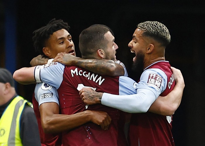 Chelsea Keok di Markas Sendiri Soccer Football - Premier League - Chelsea v Aston Villa - Stamford Bridge, London, Britain - April 1, 2023 Aston Villa's Ollie Watkins celebrates scoring their first goal with John McGinn and Douglas Luiz REUTERS/Peter Nicholls EDITORIAL USE ONLY. No use with unauthorized audio, video, data, fixture lists, club/league logos or 'live' services. Online in-match use limited to 75 images, no video emulation. No use in betting, games or single club /league/player publications. Please contact your account representative for further details.