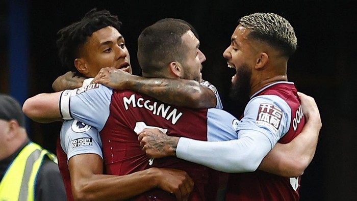 Soccer Football - Premier League - Chelsea v Aston Villa - Stamford Bridge, London, Britain - April 1, 2023 Aston Villa's Ollie Watkins celebrates scoring their first goal with John McGinn and Douglas Luiz REUTERS/Peter Nicholls EDITORIAL USE ONLY. No use with unauthorized audio, video, data, fixture lists, club/league logos or 'live' services. Online in-match use limited to 75 images, no video emulation. No use in betting, games or single club /league/player publications.  Please contact your account representative for further details.
