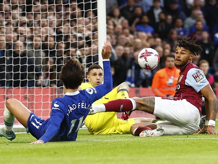 Soccer Football - Premier League - Chelsea v Aston Villa - Stamford Bridge, London, Britain - April 1, 2023 Aston Villa's Tyrone Mings and Emiliano Martinez in action with Chelsea's Joao Felix REUTERS/Peter Nicholls EDITORIAL USE ONLY. No use with unauthorized audio, video, data, fixture lists, club/league logos or 'live' services. Online in-match use limited to 75 images, no video emulation. No use in betting, games or single club /league/player publications.  Please contact your account representative for further details.