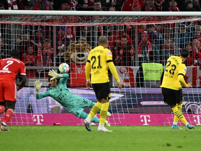 Soccer Football - Bundesliga - Bayern Munich v Borussia Dortmund - Allianz Arena, Munich, Germany - April 1, 2023 Borussia Dortmund's Emre Can scores their first goal from the penalty spot REUTERS/Angelika Warmuth DFL REGULATIONS PROHIBIT ANY USE OF PHOTOGRAPHS AS IMAGE SEQUENCES AND/OR QUASI-VIDEO.
