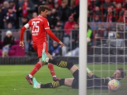 Thomas Mueller menginspirasi kemenangan Die Roten dengan mencetak dua gol. Bayern sudah mengungguli rival beratnya itu dengan tiga gol dalam 23 menit pertama. Tim tuan rumah diuntungkan dengan gol bunuh diri Gregor Kobel, sebelum dibobol Mueller dua kali. REUTERS/Lukas Barth