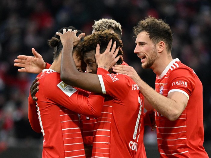 Debut Manis Tuchel, Bayern Kandaskan Dortmund Soccer Football - Bundesliga - Bayern Munich v Borussia Dortmund - Allianz Arena, Munich, Germany - April 1, 2023 Bayern Munich's Kingsley Coman celebrates scoring their fourth goal with Leroy Sane and Leon Goretzka REUTERS/Angelika Warmuth DFL REGULATIONS PROHIBIT ANY USE OF PHOTOGRAPHS AS IMAGE SEQUENCES AND/OR QUASI-VIDEO.