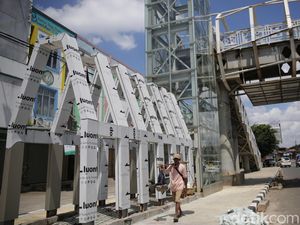 Duh, JPO Stasiun Klender Baru Mangkrak Tak Kunjung Selesai