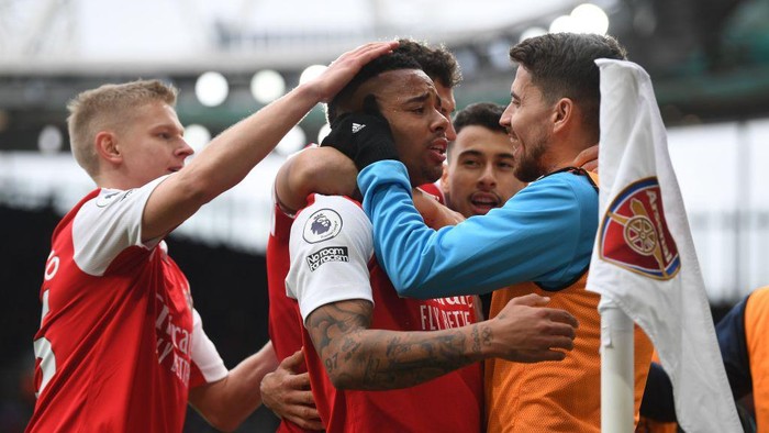 LONDON, ENGLAND - APRIL 01: (2ndR) Gabriel Jesus celebrates scoring the 3rd Arsenal goal with (R) Jorginho and (L) Oleksandr Zinchenko during the Premier League match between Arsenal FC and Leeds United at Emirates Stadium on April 01, 2023 in London, England. (Photo by Stuart MacFarlane/Arsenal FC via Getty Images)