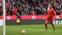 Gol pertama Bayern lahir usai Kobel luput menendang bola kiriman Dayot Upamecano ke arah Leroy Sane. Foto: Getty Images/Lars Baron