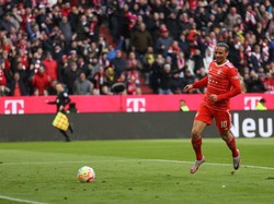 Gol pertama Bayern lahir usai Kobel luput menendang bola kiriman Dayot Upamecano ke arah Leroy Sane. Foto: Getty Images/Lars Baron