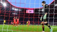 Pada akhirnya Kobel harus terima nasib gawangnya empat kali dibobol Bayern, sebelum Dortmund membalas dua gol. Bayern menang 4-2 di laga ini. Foto: dpa/picture alliance via Getty I/picture alliance