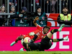 Sepanjang laga, Kobel pun jatuh bangun mengawal gawang. Foto: Borussia Dortmund via Getty Imag/Alexandre Simoes