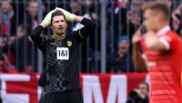 Kobel tahu persis dirinya bikin blunder fatal yang berujung gol pertama dalam der Klassiker tersebut. Foto: Getty Images/Alexander Hassenstein