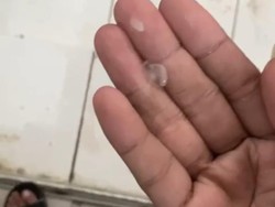 Hujan Es Terjadi di Bekasi Sore Ini, Genting Rumah Warga Bocor