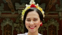 5 Gaya Indah Permatasari Pakai Kebaya Bali, Cantik dengan Makeup Minimalis