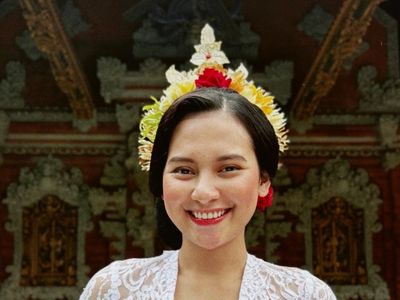 5 Gaya Indah Permatasari Pakai Kebaya Bali, Cantik dengan Makeup Minimalis