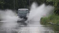 Drainase Buruk, Jalan Menuju Stadion GBLA Bandung Kerap Tergenang