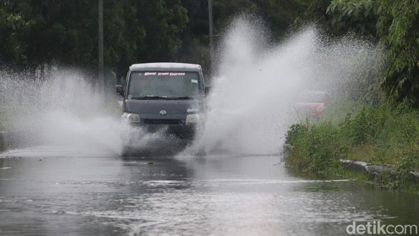 Drainase Buruk, Jalan Menuju Stadion GBLA Bandung Kerap Tergenang
