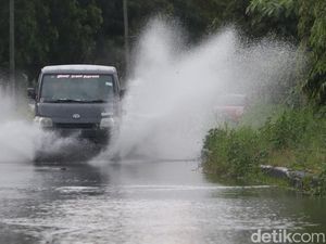Drainase Buruk, Jalan Menuju Stadion GBLA Bandung Kerap Tergenang Drainase Buruk, Jalan Menuju Stadion GBLA Bandung Kerap Tergenang
