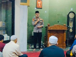 Cegah Tawuran Saat Ramadan, Polsek Tanjung Duren Ajak Remaja Solat Berjamaah