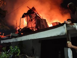 Rumah Dua Lantai di Tenggilis Mejoyo Surabaya Terbakar