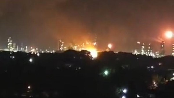Kilang minyak Pertamina di Dumai meledak. (Foto: Istimewa) Kilang minyak Pertamina di Dumai meledak. (Foto: Istimewa)