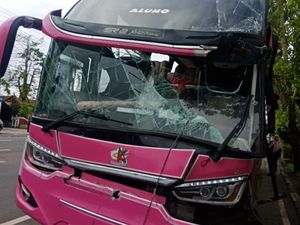 Bus Oleng Tabrak Tiang Listrik di Sidrap, 1 Penumpang Luka