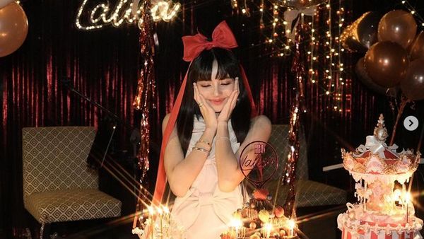 8 Gaya Lisa BLACKPINK Rayakan Ultah di Thailand, Pakai Perhiasan Rp 1,6 M