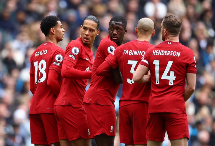 Soccer Football - Premier League - Manchester City v Liverpool - Etihad Stadium, Manchester, Britain - April 1, 2023  Liverpools Virgil van Dijk, Cody Gakpo, Fabinho, Jordan Henderson and Ibrahima Konate look on ahead of a Manchester City free kick REUTERS/Carl Recine EDITORIAL USE ONLY. No use with unauthorized audio, video, data, fixture lists, club/league logos or live services. Online in-match use limited to 75 images, no video emulation. No use in betting, games or single club /league/player publications.  Please contact your account representative for further details.
